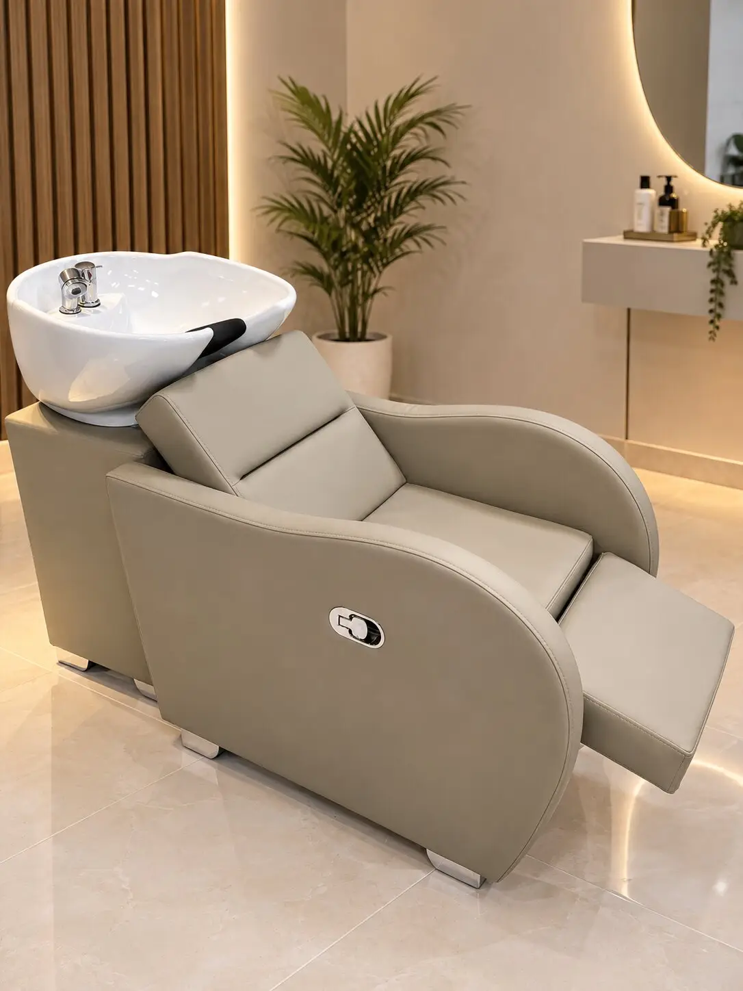 Lavacabezas beige con poza de cerámica blanca y reposapiés